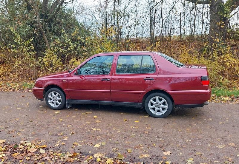 Rot Gebraucht 1997 VW Vento Limousine | 1.400 € - Bild 1/4