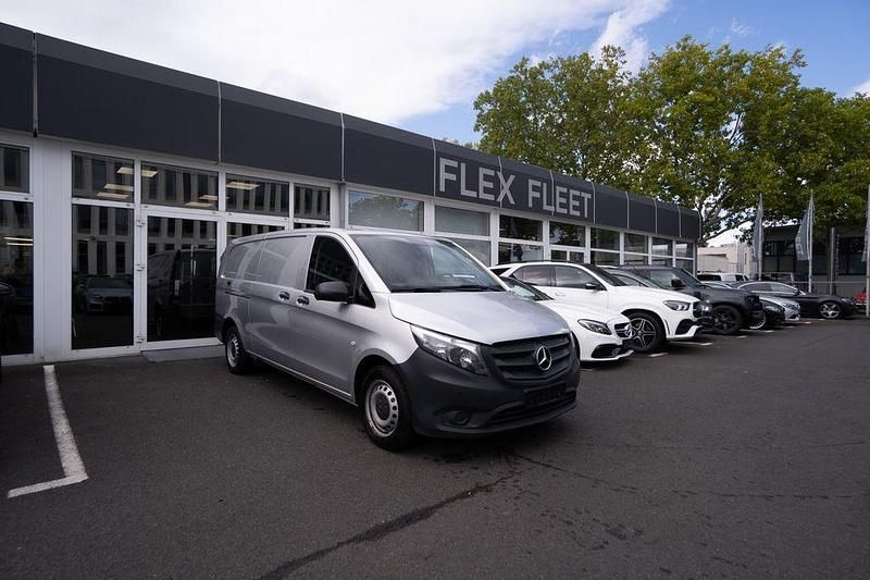 Brillantsilber metallic Gebraucht 2023 Mercedes Vito Van / Kleinbus | 26.900 € (Superpreis) - Bild 1/4
