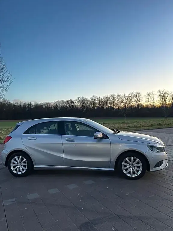 Gebraucht Mercedes A180 122 PS (89 kW) 2012 Silber Limousine