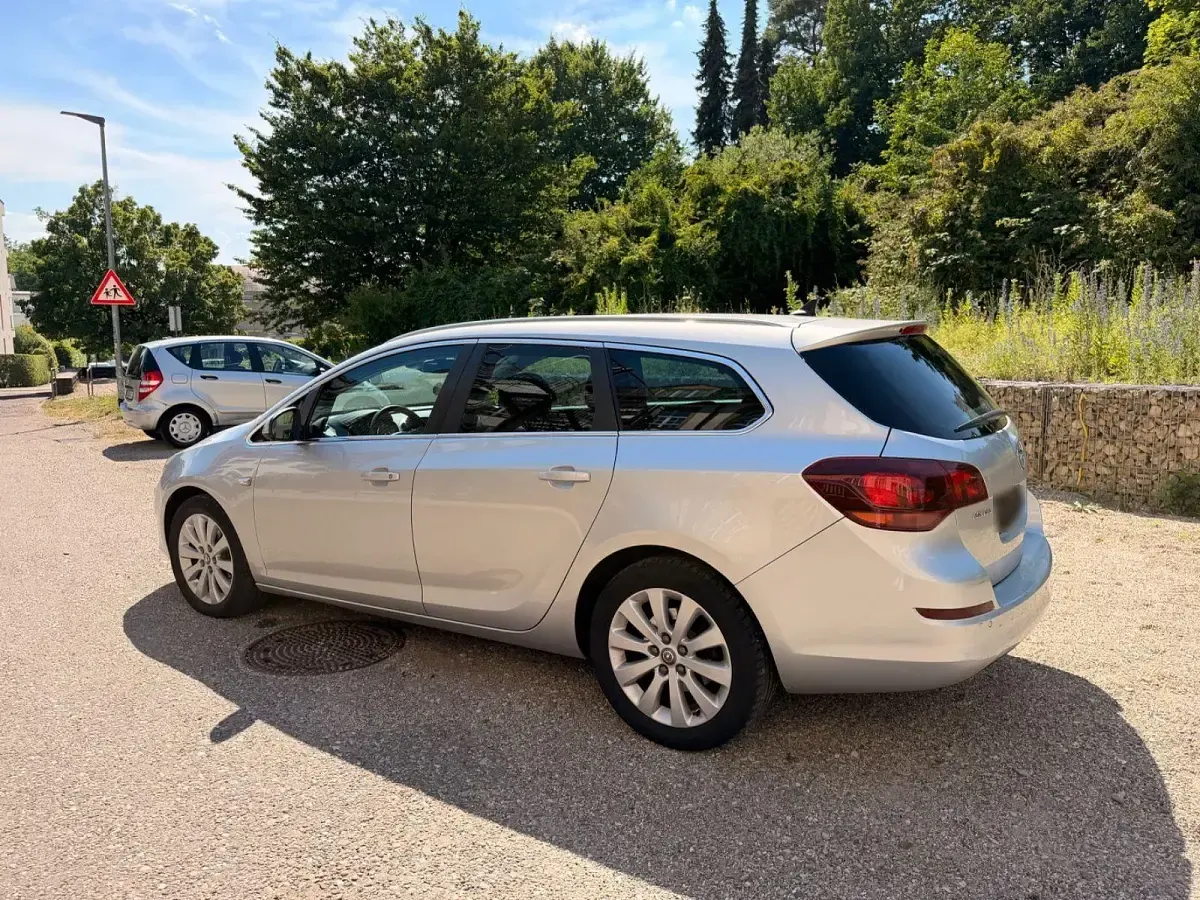 Gebraucht Opel Astra 125 PS (91 kW) 2012 Grau Kombi