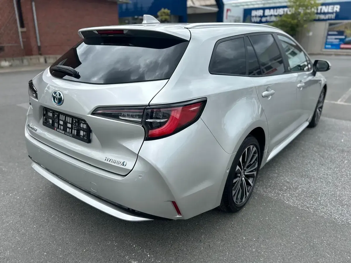 Gebraucht Toyota Corolla Hybrid Team 122 PS (89 kW) 2021 Silber Kombi