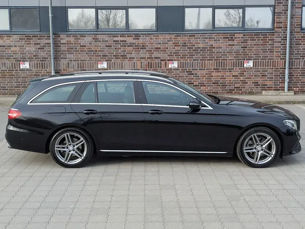 Gebraucht Mercedes E220 Avantgarde 194 PS (142 kW) 2016 Schwarz Limousine