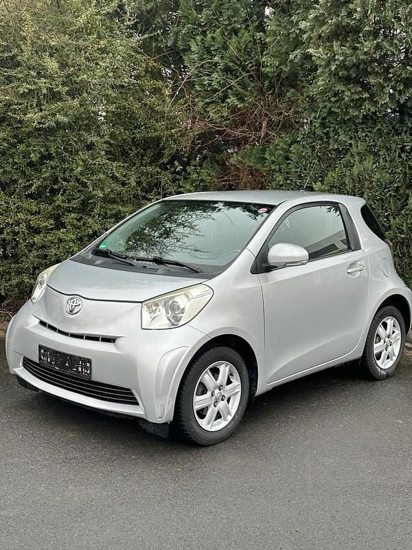 Silber Gebraucht 2011 Toyota iQ Kleinwagen | 3.600 € (Guter Preis) - Bild 1/4
