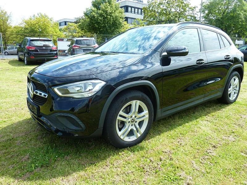 Nachtschwarz Gebraucht 2020 Mercedes GLA200 Progressive SUV | 28.200 € (Guter Preis) - Bild 1/4