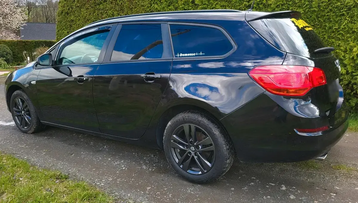 Gebraucht Opel Astra 140 PS (102 kW) 2011 Schwarz Kombi