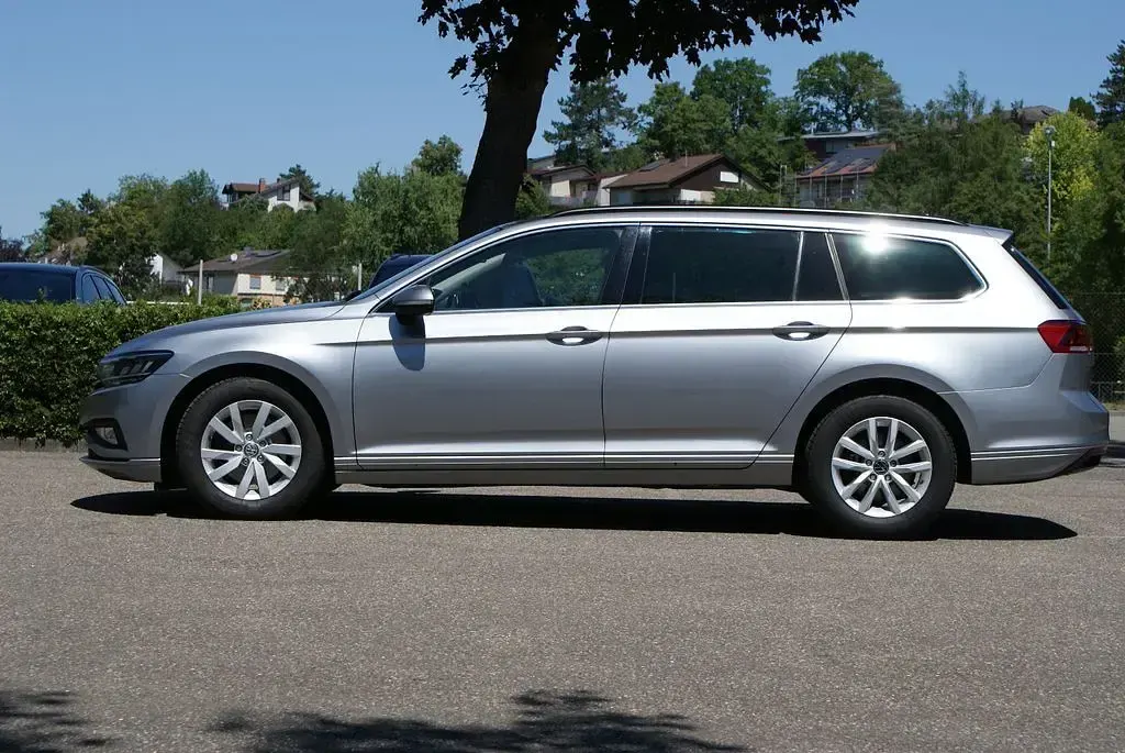 Gebraucht VW Passat 150 PS (110 kW) 2022 Grau Kombi