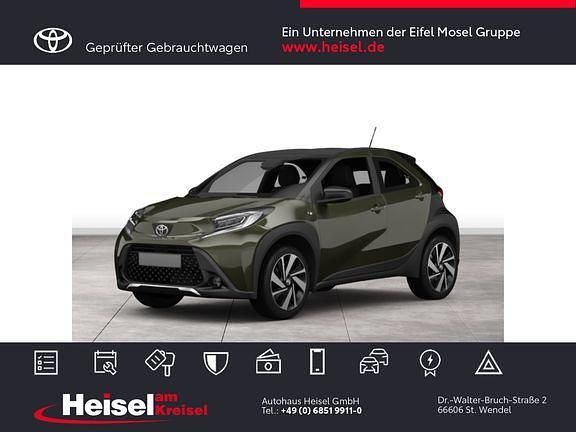 Cardamon green metallic/ night sky black Gebraucht 2023 Toyota Aygo X Basis SUV | 18.960 € (Teuer) - Bild 1/4
