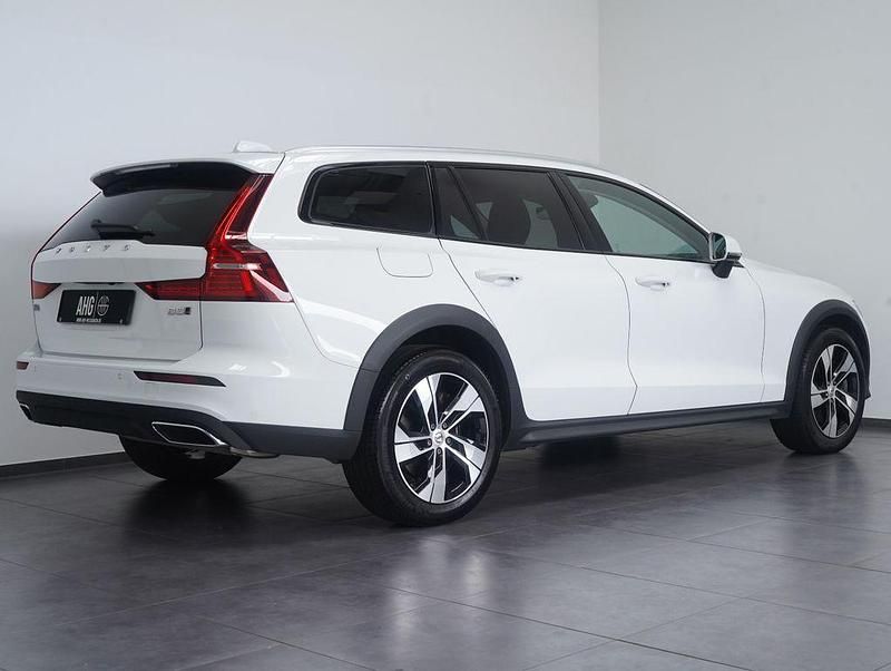 Gebraucht Volvo V60 CC Pro 250 PS (183 kW) 2022 Weiß Kombi