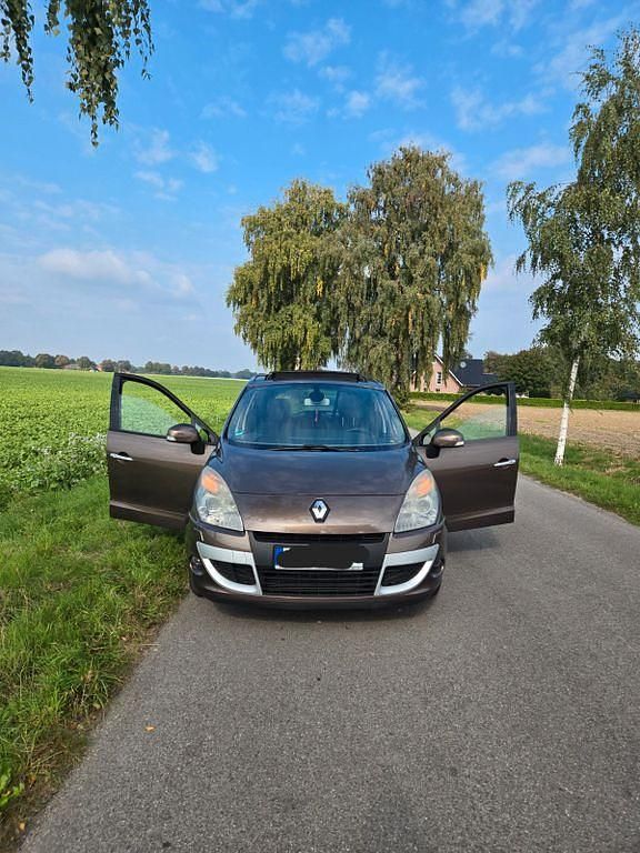 Braun Gebraucht 2011 Renault Scénic III Dynamique Van / Kleinbus | 4.900 € (Fairer Preis) - Bild 1/4
