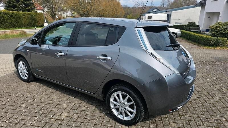 Gebraucht Nissan Leaf Tekna 80 kW (109 PS) 2016 Grau Kleinwagen