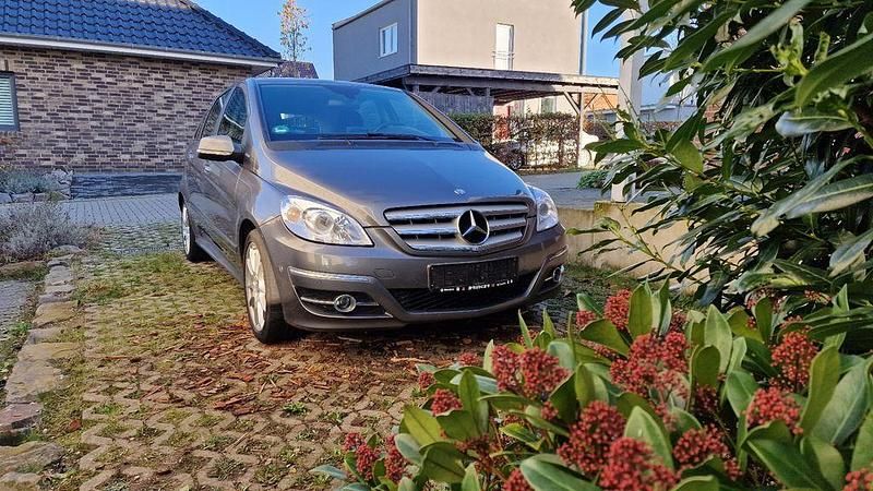 Grau Gebraucht 2011 Mercedes B180 Van / Kleinbus | 4.450 € (Guter Preis) - Bild 1/4
