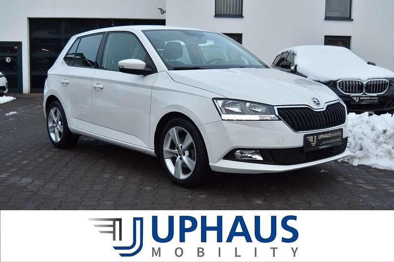 Weiß (candyweiss) Gebraucht 2021 Skoda Fabia Kleinwagen | 11.990 € (Superpreis) - Bild 1/4