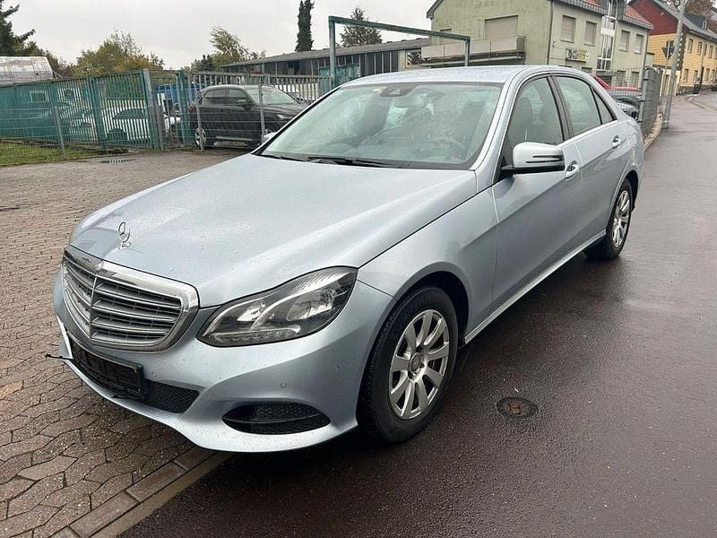 Silber Gebraucht 2015 Mercedes E220 Limousine | 9.590 € (Superpreis) - Bild 1/4