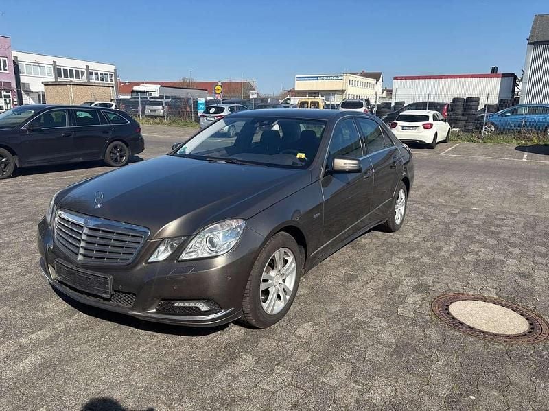 Indiumgrau metalliclack Gebraucht 2009 Mercedes E350 Limousine | 10.299 € (Fairer Preis) - Bild 1/4