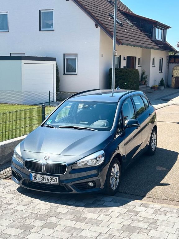 Grau Gebraucht 2016 BMW 216 Active Tourer Van / Kleinbus | 11.600 € (Fairer Preis) - Bild 1/4