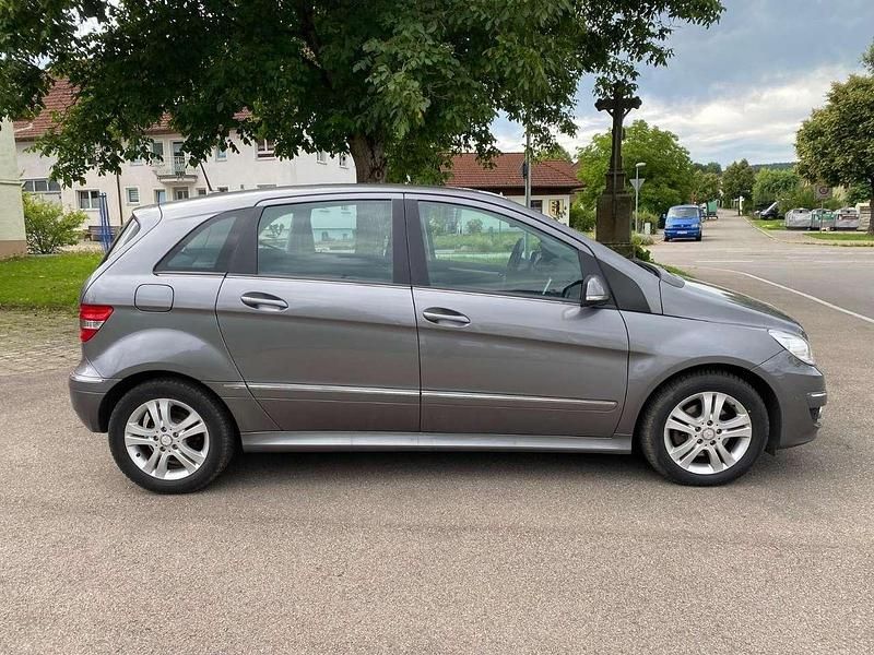 Grau Gebraucht 2010 Mercedes B180 Van / Kleinbus | 4.000 € (Guter Preis) - Bild 1/4