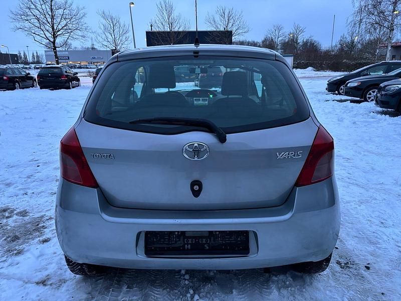 Gebraucht Toyota Yaris 69 PS (50 kW) 2007 Grau Kleinwagen