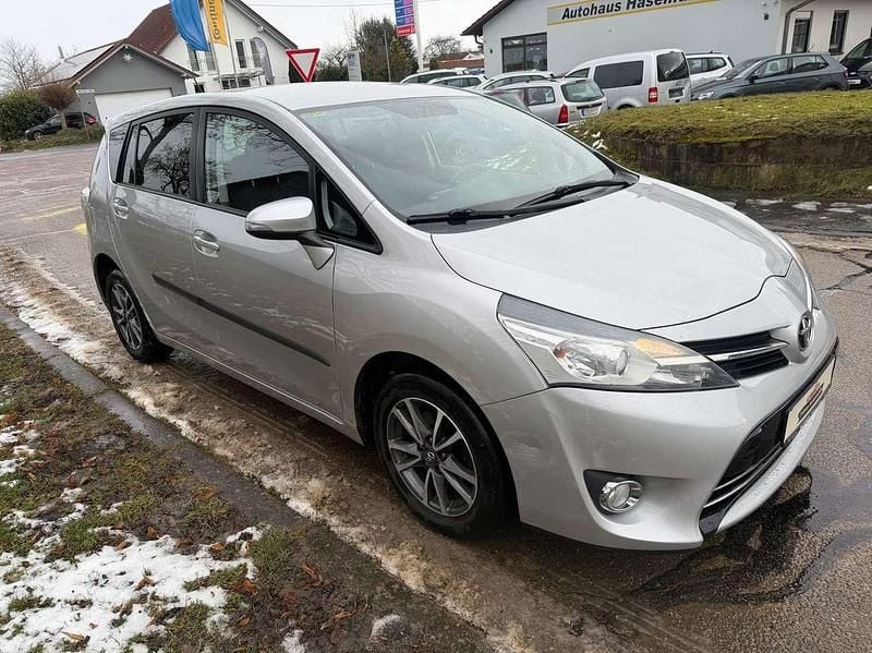 Gebraucht Toyota Verso Life 124 PS (91 kW) 2013 Silver metallic Van / Kleinbus