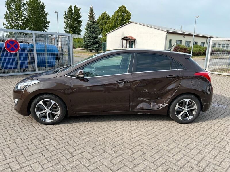 Braun Gebraucht 2016 Hyundai i30 Trend Limousine | 7.999 € (Superpreis) - Bild 1/4