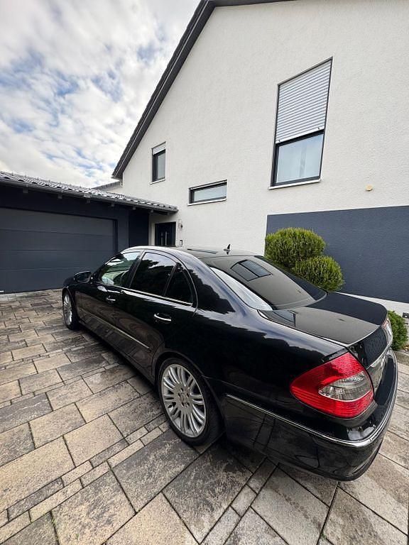 Schwarz Gebraucht 2006 Mercedes E280 Avantgarde Limousine | 9.900 € (Teuer) - Bild 1/4