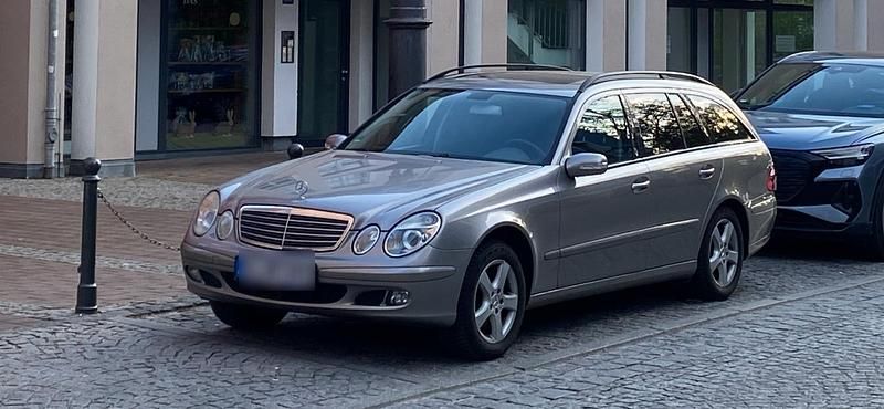 Silber Gebraucht 2005 Mercedes E200 Kombi | 4.300 € - Bild 1/4