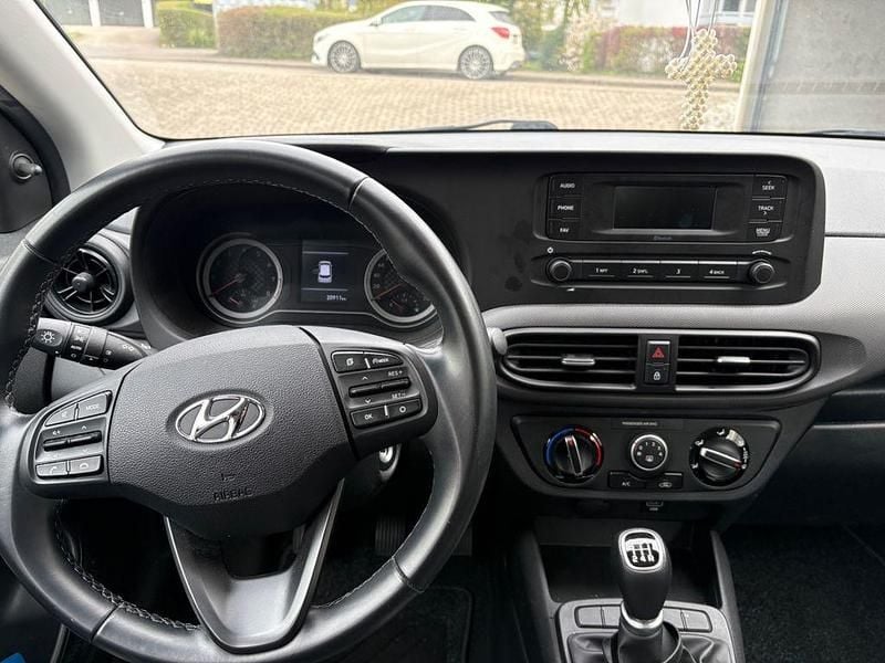 Gebraucht Hyundai i10 Select 67 PS (49 kW) 2021 Schwarz Kleinwagen
