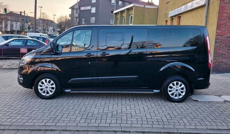 Gebraucht Ford Tourneo 131 PS (96 kW) 2018 Schwarz Van / Kleinbus