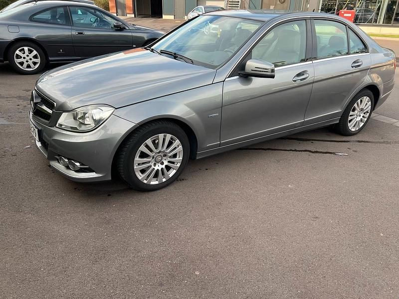 Grau Gebraucht 2011 Mercedes C200 Elegance Limousine | 12.500 € (Fairer Preis) - Bild 1/4