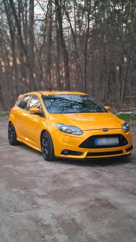 Gebraucht Ford Focus ST 250 PS (183 kW) 2013 Gelb Limousine