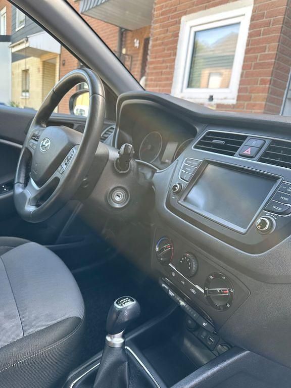 Gebraucht Hyundai i20 Advantage 84 PS (61 kW) 2020 Weiß Kleinwagen