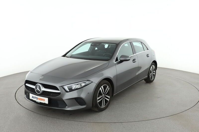 Grau Gebraucht 2021 Mercedes A200 Progressive Limousine | 23.600 € (Teuer) - Bild 1/4