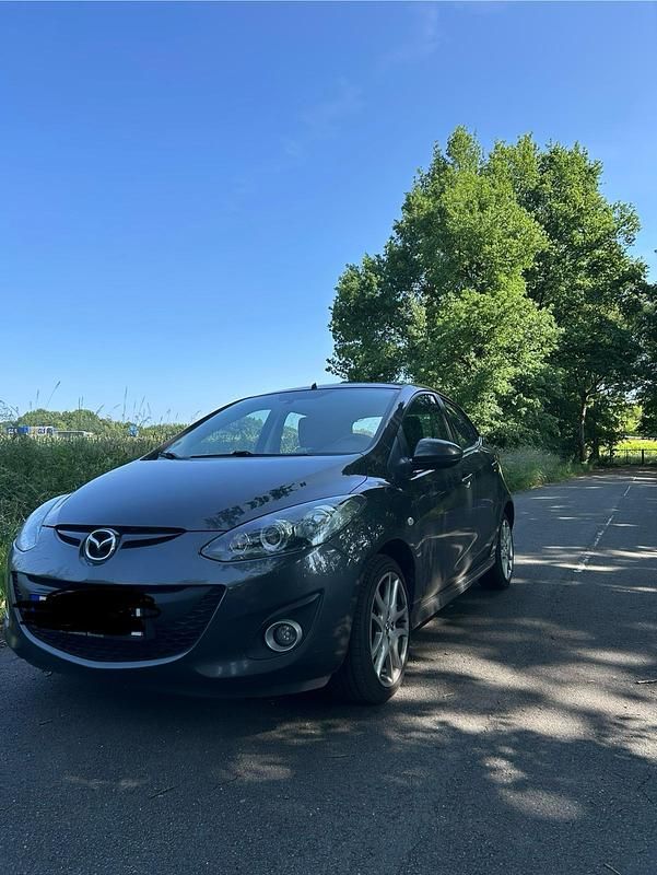 Grau Gebraucht 2014 Mazda 2 Sports-Line Kleinwagen | 3.200 € (Teuer) - Bild 1/4