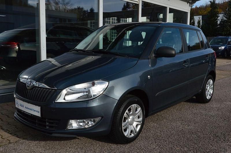 Grau Gebraucht 2014 Skoda Fabia Cool Edition Limousine | 4.990 € (Guter Preis) - Bild 1/4
