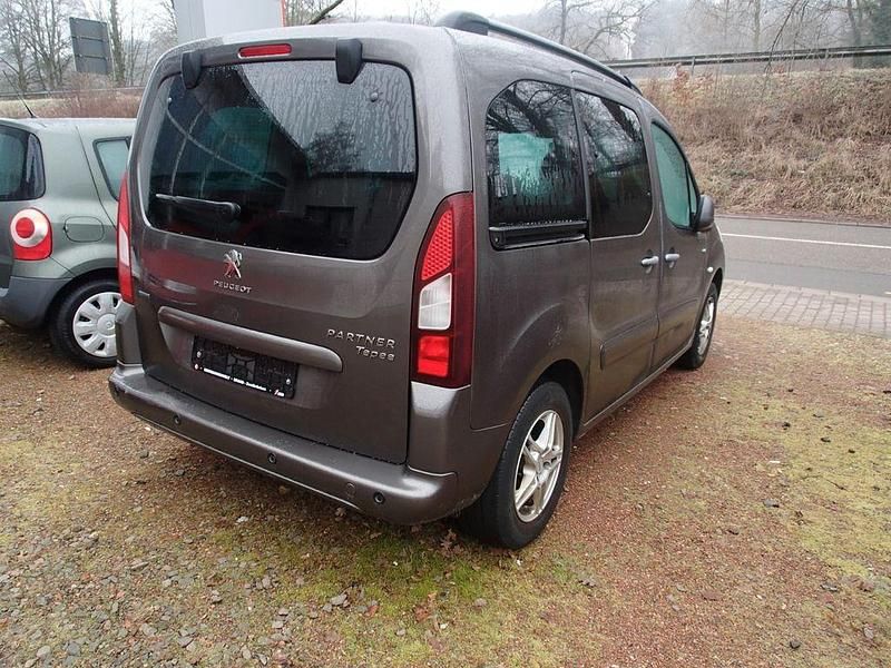 Gebraucht Peugeot Partner Tepee Allure 110 PS (80 kW) 2017 Moka Van / Kleinbus