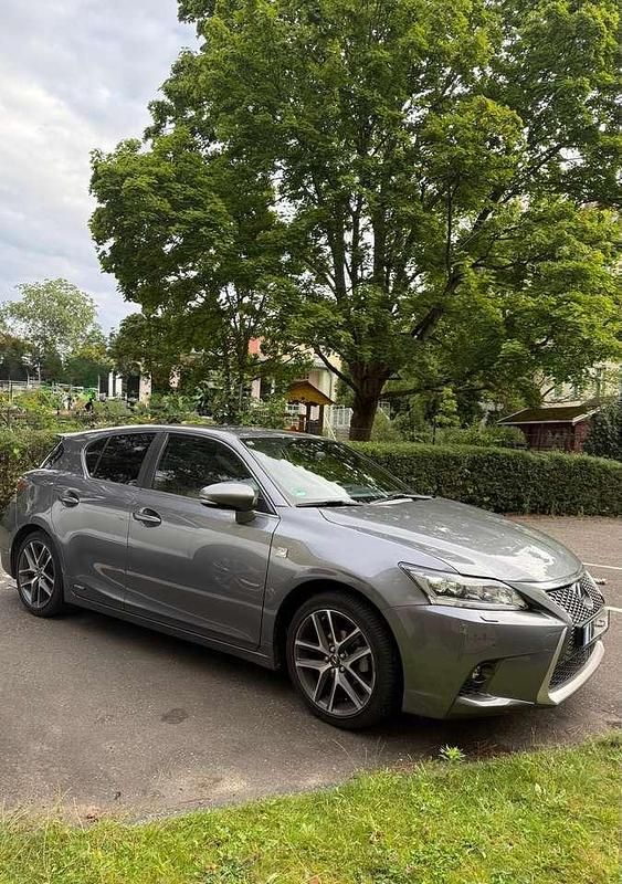 Grau Gebraucht 2014 Lexus CT200h Sport Line Kleinwagen | 15.000 € (Fairer Preis) - Bild 1/4