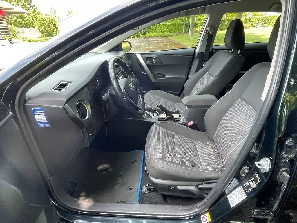 Gebraucht Toyota Auris Hybrid Comfort 99 PS (72 kW) 2014 Grau Limousine