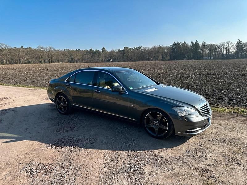 Grau Gebraucht 2011 Mercedes S350 Limousine | 17.250 € (Etwas zu teuer) - Bild 1/4
