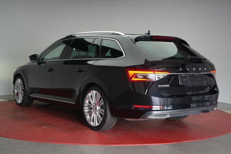 Schwarz Gebraucht 2021 Skoda Superb LAURIN & KLEMENT Kombi | 26.490 € (Fairer Preis) - Bild 1/4