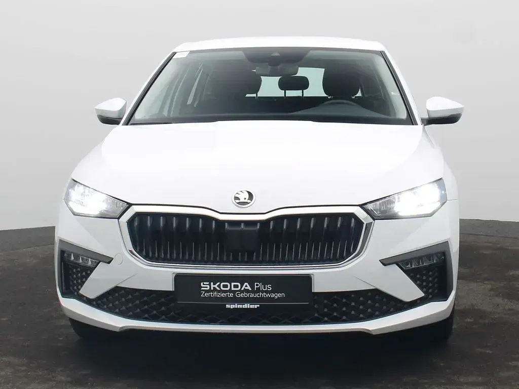 Gebraucht Skoda Scala Essence 116 PS (85 kW) 2025 Moonweiss metallic Kleinwagen