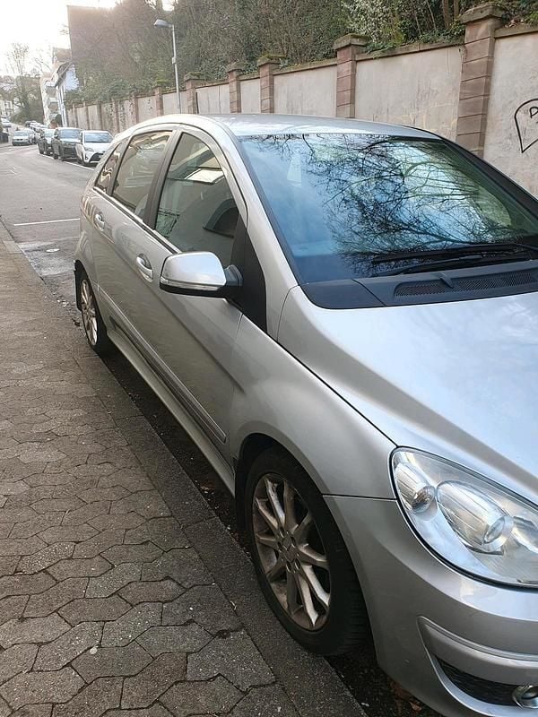 Gebraucht Mercedes B180 109 PS (80 kW) 2011 Silber Van / Kleinbus