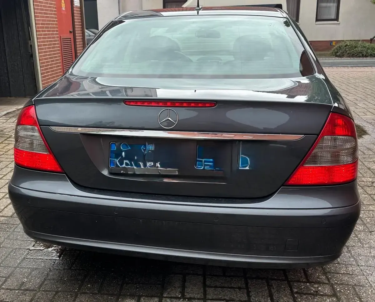 Gebraucht Mercedes E200 184 PS (135 kW) 2007 Grau Limousine