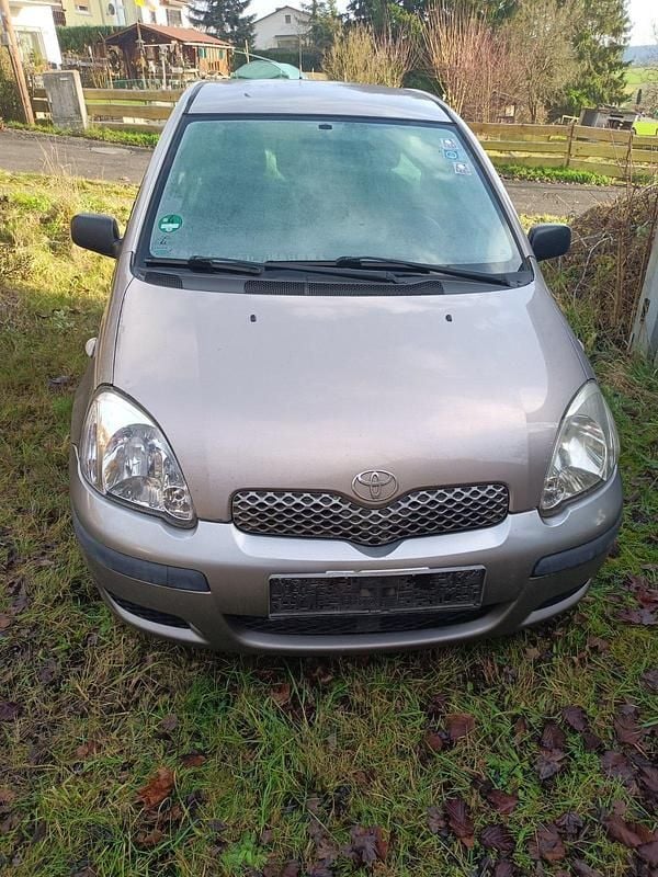 Grau Gebraucht 2003 Toyota Yaris Kleinwagen | 750 € (Guter Preis) - Bild 1/4