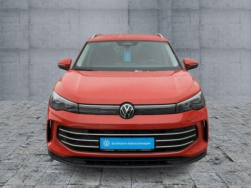 Gebraucht VW Tiguan Elegance 150 PS (110 kW) 2024 Persimmon red metallic SUV