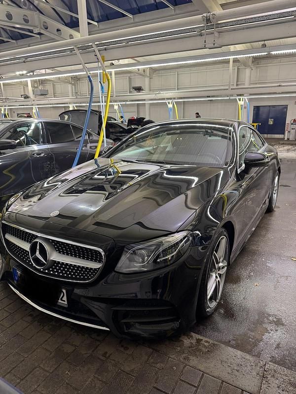Schwarz Gebraucht 2017 Mercedes 200 AMG line Coupé | 28.900 € - Bild 1/4