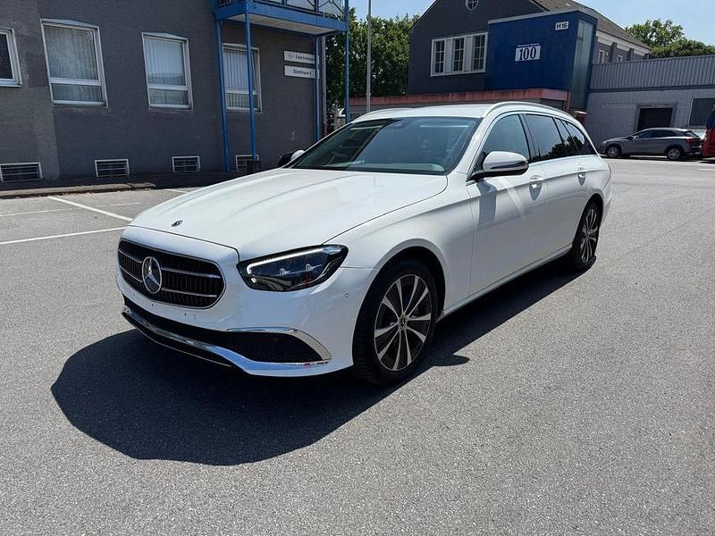 Gebraucht Mercedes E300 194 PS (142 kW) 2022 Weiß Limousine