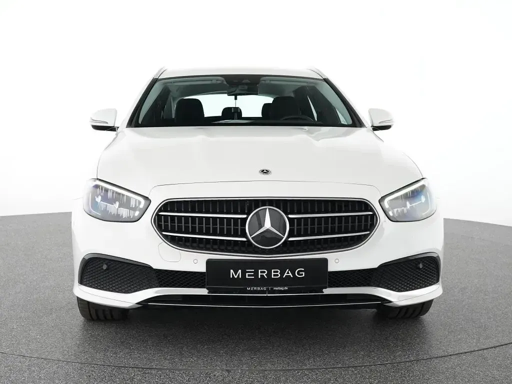 Gebraucht Mercedes E300 194 PS (142 kW) 2023 Weiß Limousine