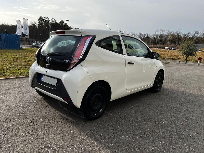 Gebraucht Toyota Aygo 69 PS (50 kW) 2015 Weiß Kleinwagen