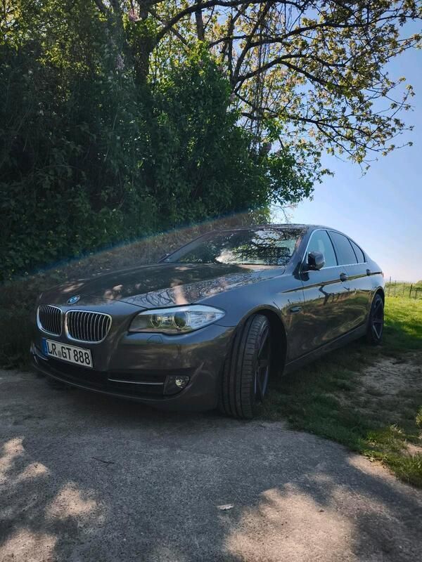 Braun Gebraucht 2011 BMW 525 Limousine | 12.500 € (Guter Preis) - Bild 1/4