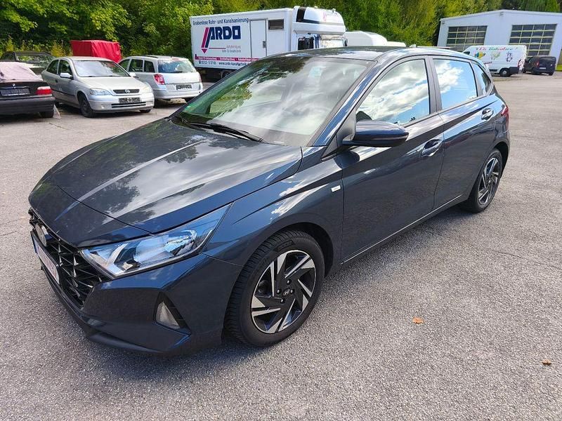 Grau Gebraucht 2024 Hyundai i20 Trend Limousine | 13.700 € (Guter Preis) - Bild 1/4