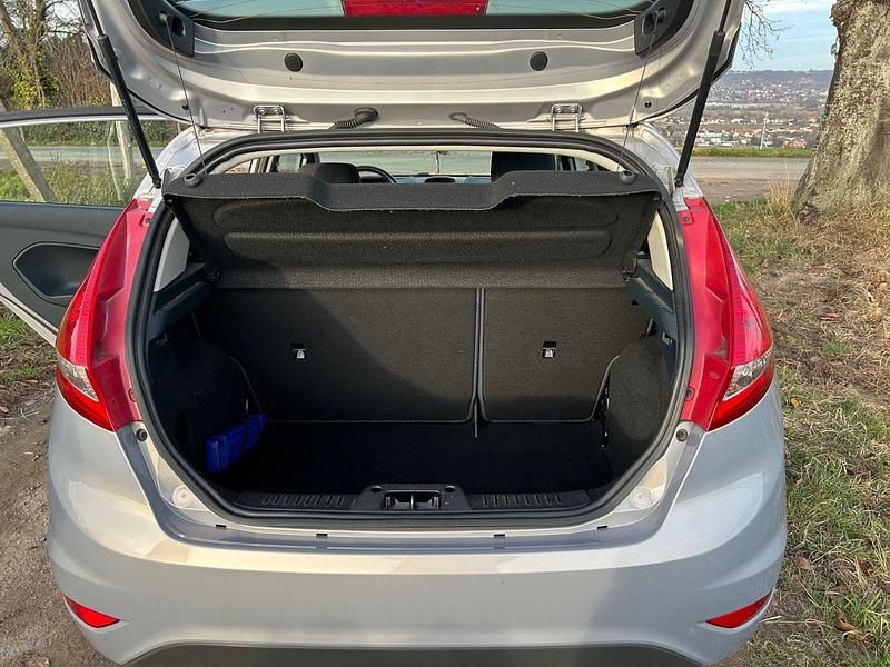 Gebraucht Ford Fiesta Trend 60 PS (44 kW) 2012 Silber Limousine